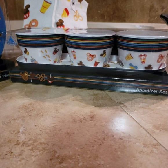 NWT Matching Disney ICON Set of 4 plates, Appetizer & Towel Sets - Picture 2 of 15